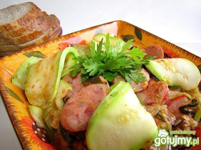 Cukinia z białą kiełbasą