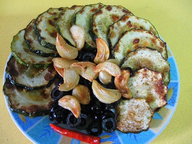 Cukinia z czosnkiem i oliwkami Cukinia z czosnkiem i oliwkami