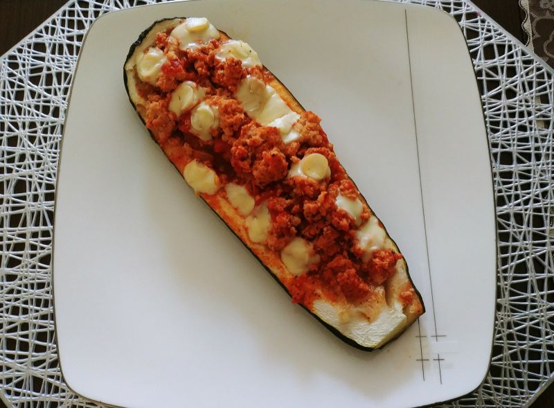 Cukinia z farszem z mięsa mielonego Cukinia z farszem z mięsa mielonego