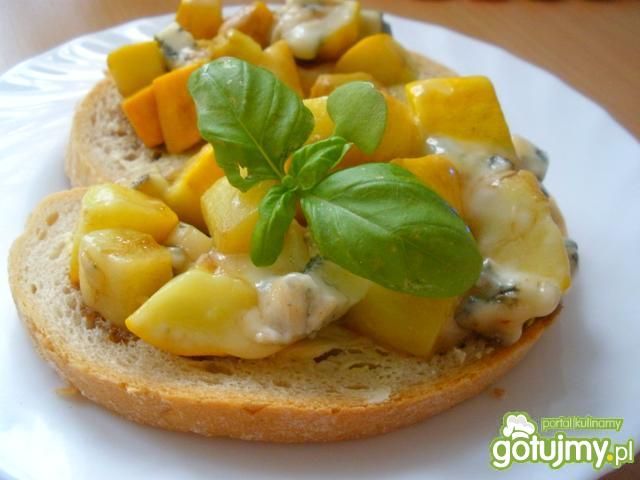 Cukinia z gorgonzolą i miodowym sosem Cukinia z gorgonzolą i miodowym sosem