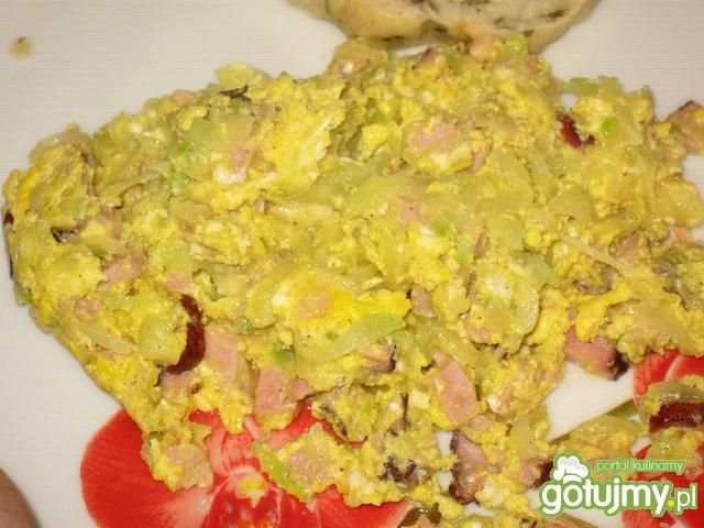 Cukinia z jajkiem i szynką na śniadanie