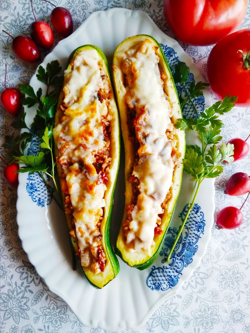 Cukinia z kurczakiem, pieczarkami i mozzarellą. Cukinia z kurczakiem, pieczarkami i mozzarellą.