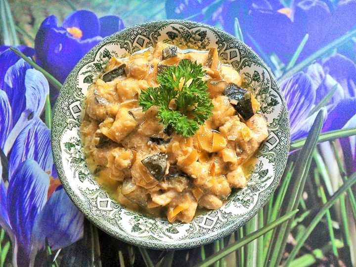 Cukinia z piersią kurczaka w śmietanowym sosie Cukinia z piersią kurczaka w śmietanowym sosie