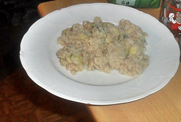 Cukinia z ryżem w sosie jajeczno-winnym Cukinia z ryżem w sosie jajeczno-winnym