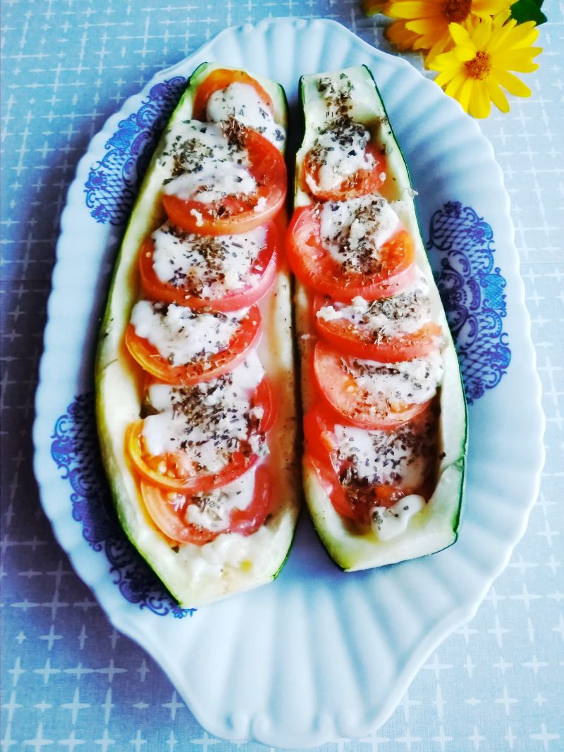 Cukinia zapiekana z pomidorami i mozzarellą Cukinia zapiekana z pomidorami i mozzarellą
