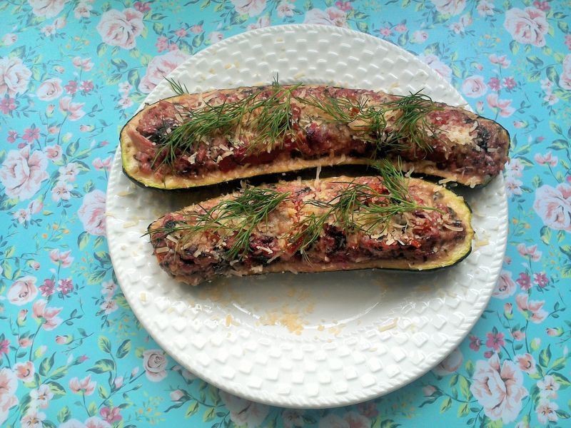 Cukinia zapiekana z tuńczykiem, botwinką i kaszą 