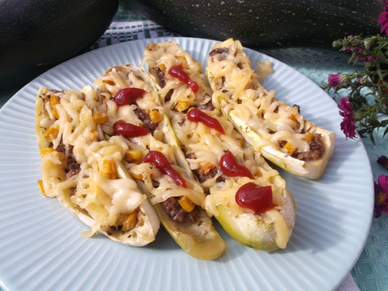 Cukinia zapiekana z tuńczykiem i kukurydzą Cukinia zapiekana z tuńczykiem i kukurydzą