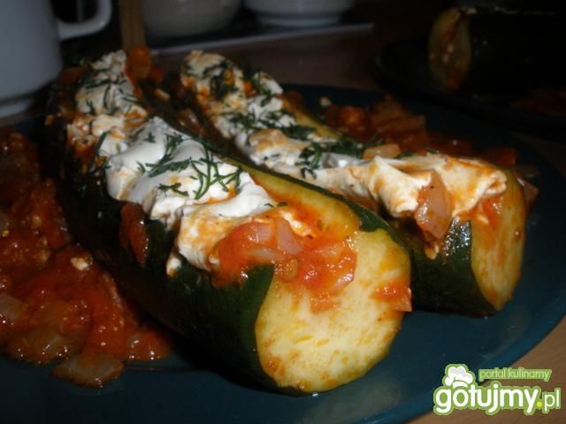 Cukinie duszone w pomidorach z Caprese