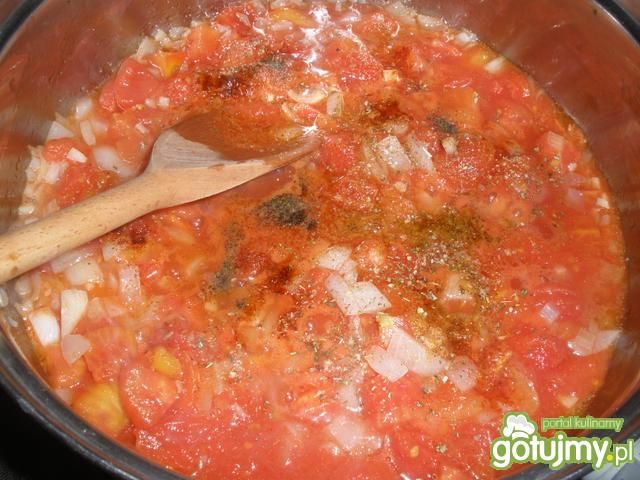 Cukinie duszone w pomidorach z Caprese