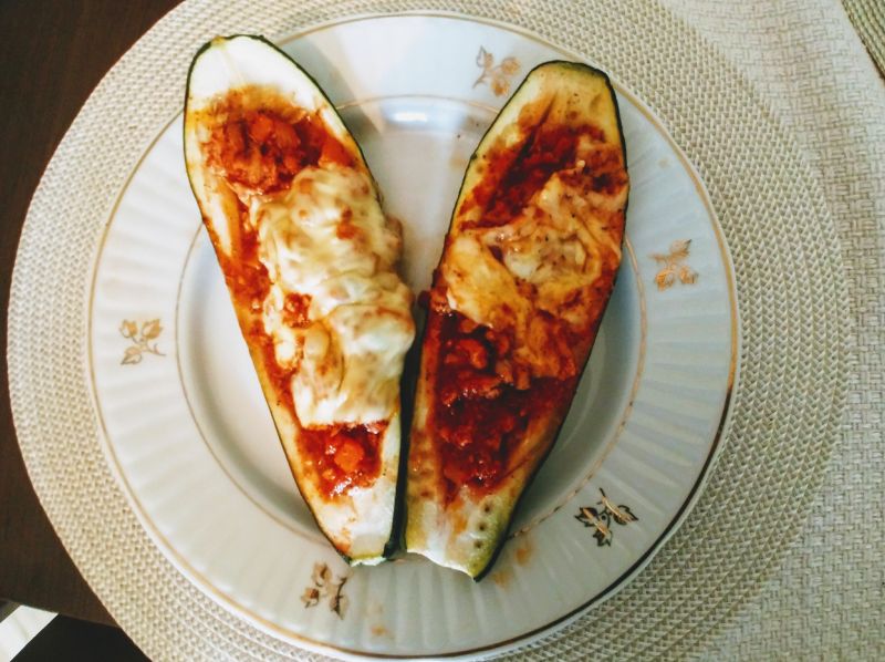 Cukinie z farszem a'la bolognese Cukinie z farszem a'la bolognese