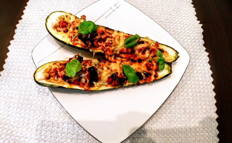 Cukinie z farszem mięsno - warzywnym 