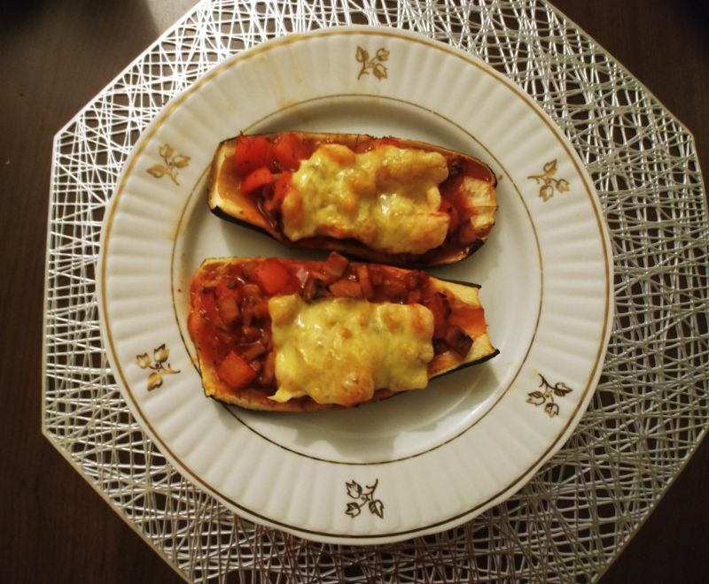 Cukinie z farszem wegetariańskim Cukinie z farszem wegetariańskim