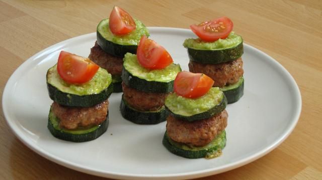 Cukinie z kotlecikami wołowymi z grilla 