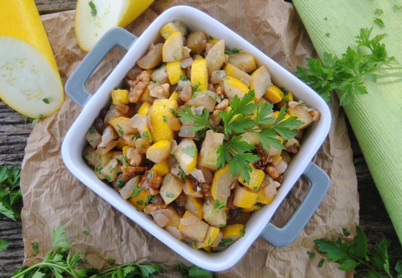 Cukiniowa potrawka z rodzynkami 