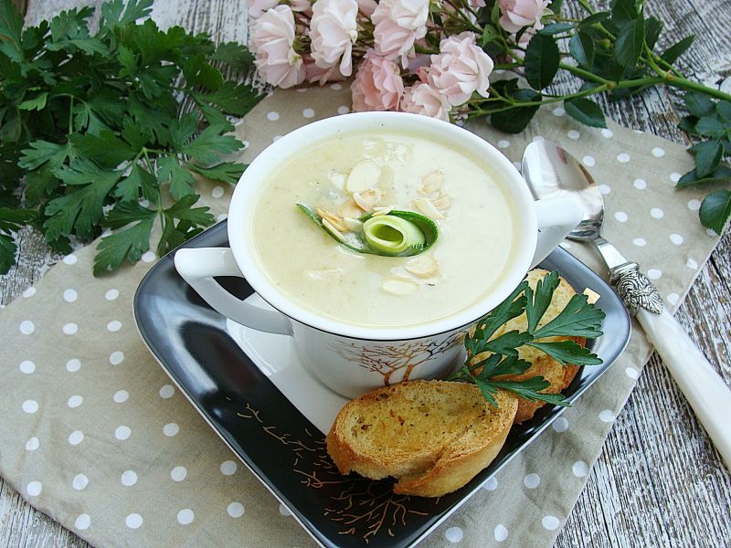 Cukiniowa zupa krem z migdałami