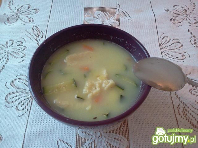 Cukiniowa zupa z kluseczkami kładzionymi Cukiniowa zupa z kluseczkami kładzionymi