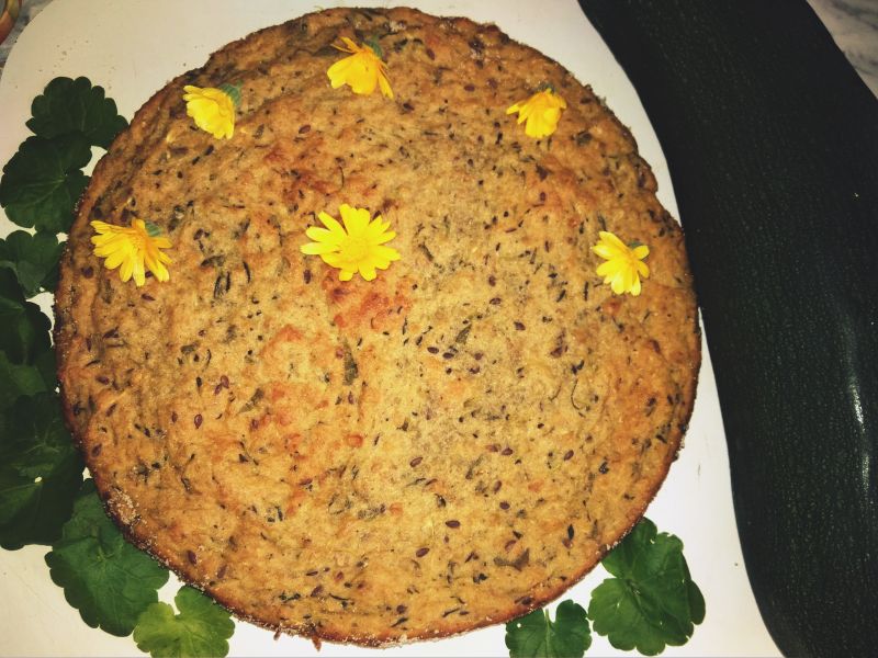 Cukiniowe ciasto z kurdybankiem i siemieniem. Cukiniowe ciasto z kurdybankiem i siemieniem.