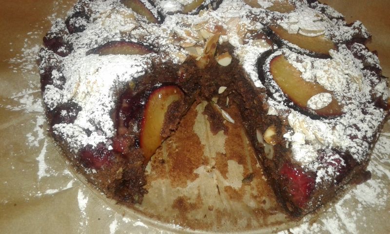 Cukiniowe ciasto z owocami i płatkami migdałowymi