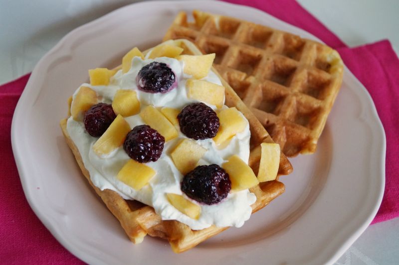 Cukiniowe gofry z jeżynami i morelami Cukiniowe gofry z jeżynami i morelami