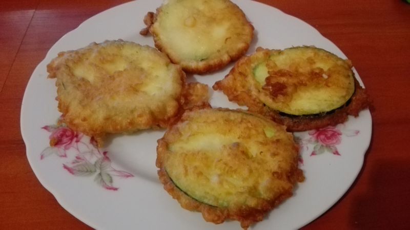 Cukiniowe krążki w cieście