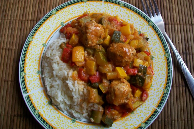 Cukiniowe leczo z klopsikami