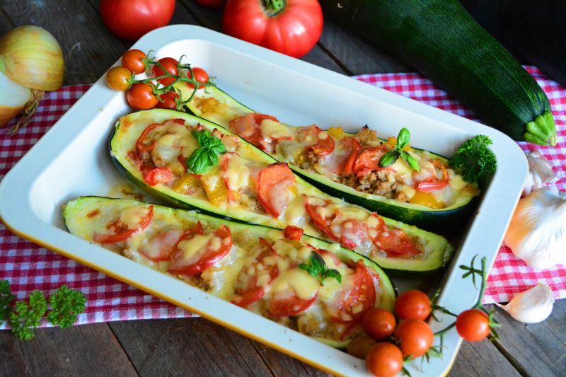 Cukiniowe łódeczki faszerowane mięsem  papryką Cukiniowe łódeczki faszerowane mięsem  papryką