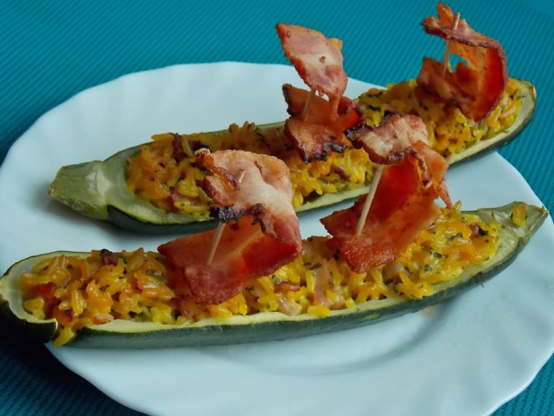 Cukiniowe łódeczki z chipsami z boczku  Cukiniowe łódeczki z chipsami z boczku