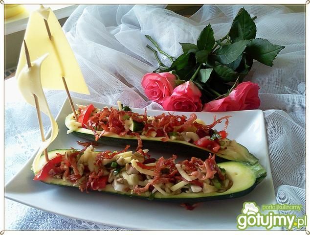 Cukiniowe łódeczki z chrustem z szynki