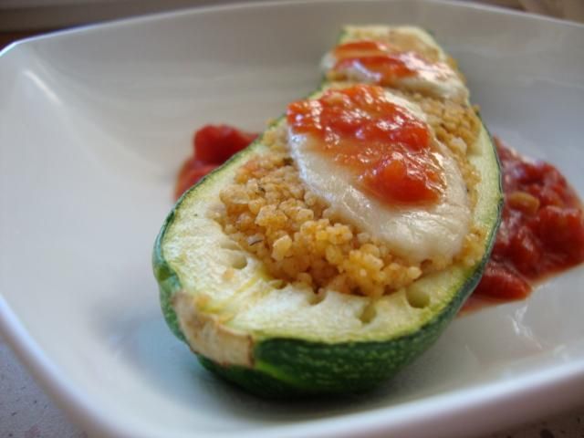 Cukiniowe łódeczki z kuskusem Cukiniowe łódeczki z kuskusem