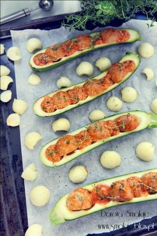 Cukiniowe łódeczki z mięsem i kuskusem Cukiniowe łódeczki z mięsem i kuskusem