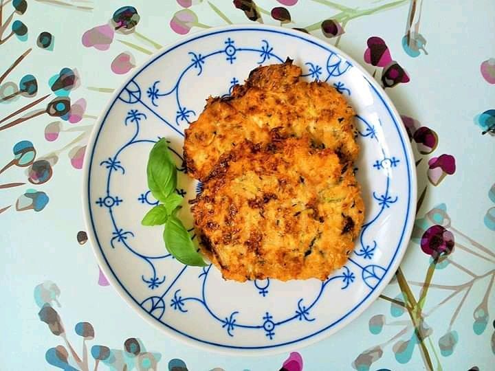 Cukiniowe placuszki z selerem i żółtym serem Cukiniowe placuszki z selerem i żółtym serem