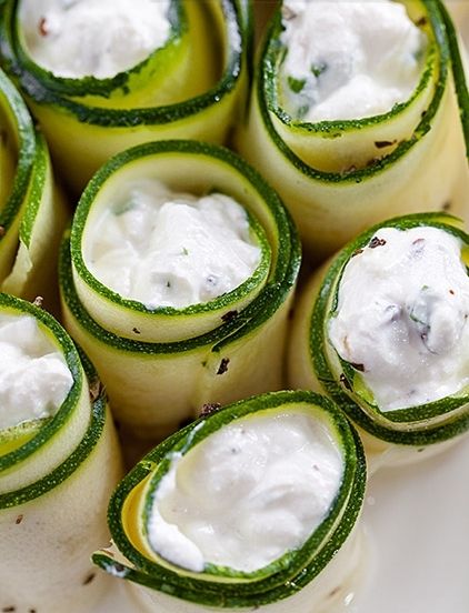 Cukiniowe ruloniki z ziołowym twarożkiem 