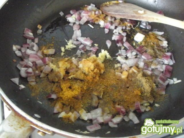 Curry z cieciorką i szpinakiem