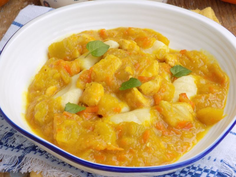 Curry z dynią, kurczakiem i domowymi kopytkami Curry z dynią, kurczakiem i domowymi kopytkami