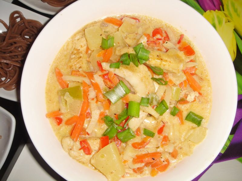 Curry z kurczakiem, ananasem i warzywami Curry z kurczakiem, ananasem i warzywami