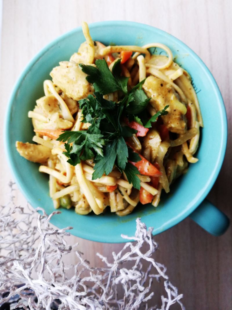 Curry z kurczakiem i makaronem Chow Mein Curry z kurczakiem i makaronem Chow Mein