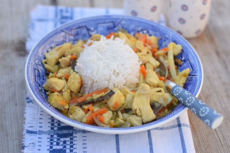 Curry z kurczakiem, mieszanką chińską i ryżem