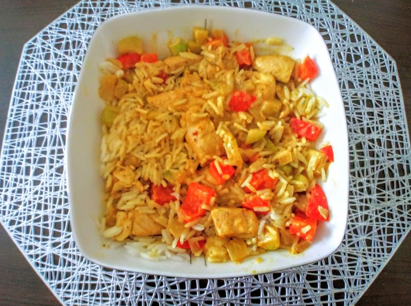 Curry z kurczakiem, warzywami i ryżem