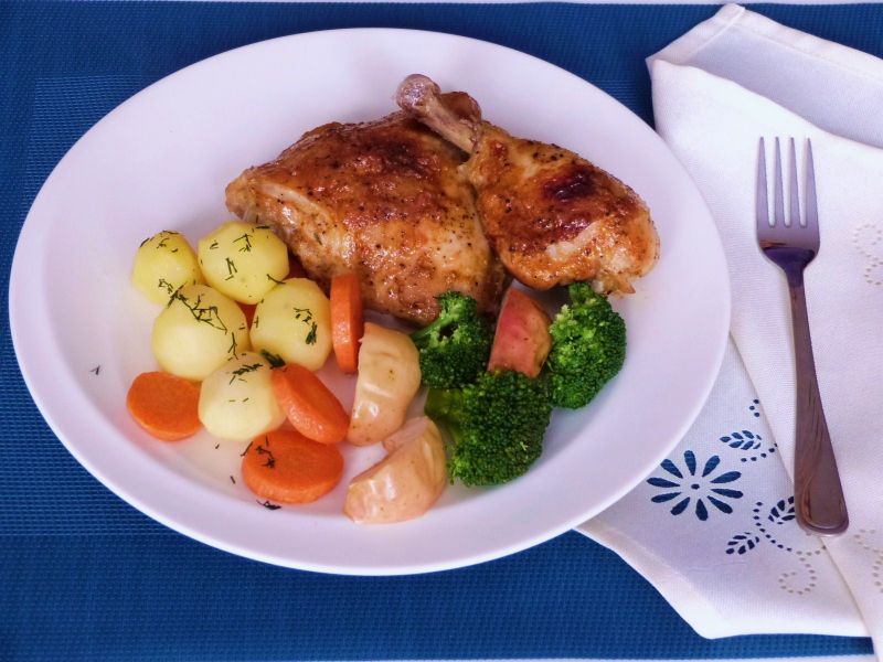 Ćwiartka z kurczaka pieczona z jabłkami Ćwiartka z kurczaka pieczona z jabłkami