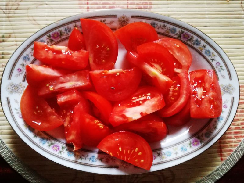 Ćwiartki pomidorów z sosem czosnkowym