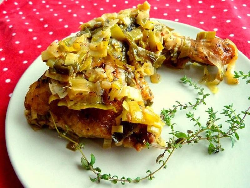 Ćwiartki z kurczaka duszone w porach z czosnkiem