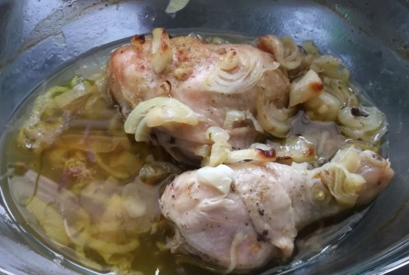 Ćwiartki z kurczaka pieczone z cebulą Ćwiartki z kurczaka pieczone z cebulą