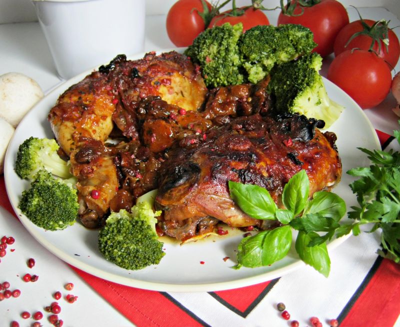 Ćwiartki z kurczaka w czerwonym sosie z rodzynkami Ćwiartki z kurczaka w czerwonym sosie z rodzynkami