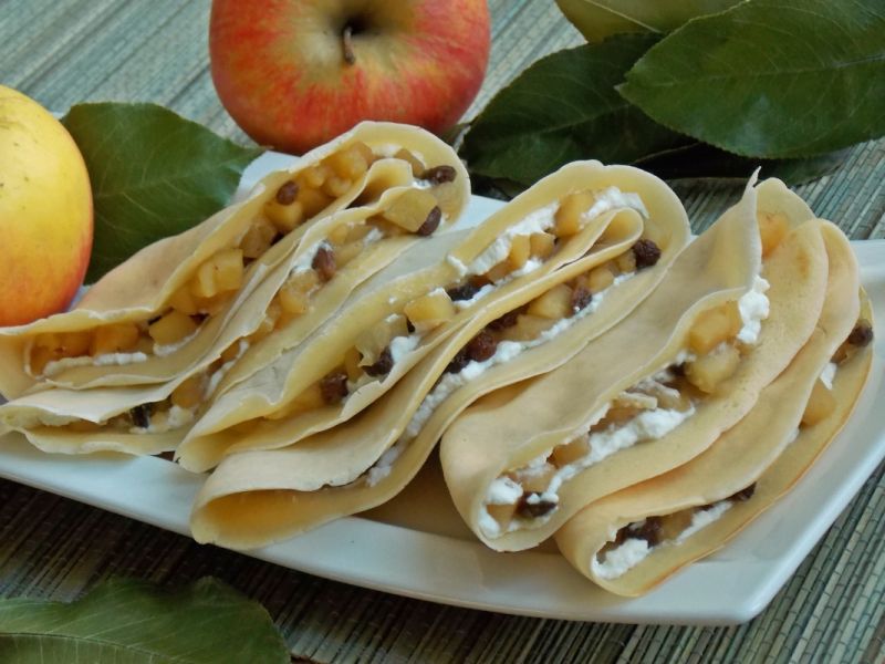 Cydrowe naleśniki z prażonymi jabłkami