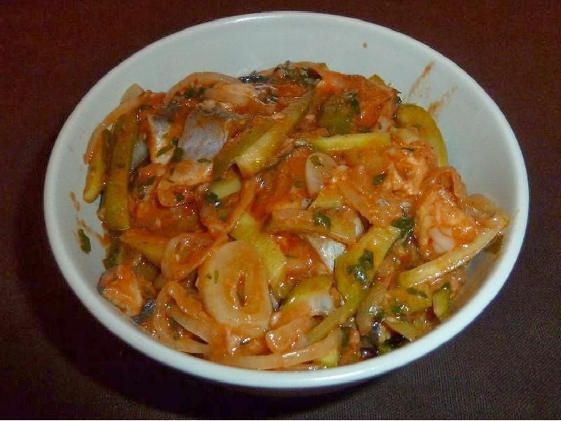 Cygańskie śledzie z ogórkiem konserwowym i cebulą