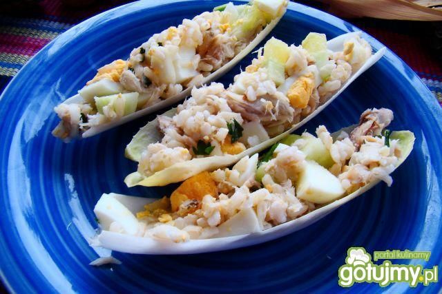 Cykoria nadziewana sałatką z makreli