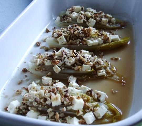 Cykoria z orzechami i feta w miodzie Cykoria z orzechami i feta w miodzie