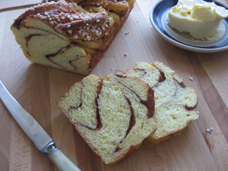 Cynamonowa chałka z cukrem perlistym