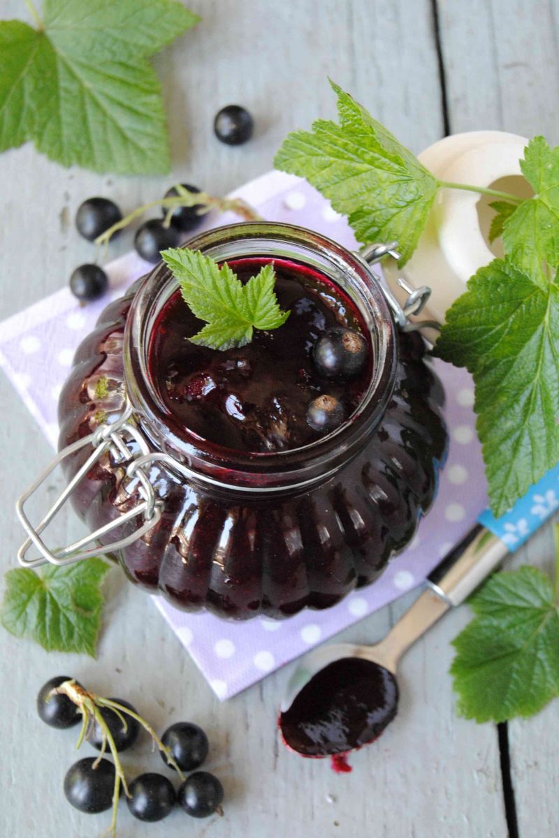 Cynamonowa galaretka z czarnej porzeczki