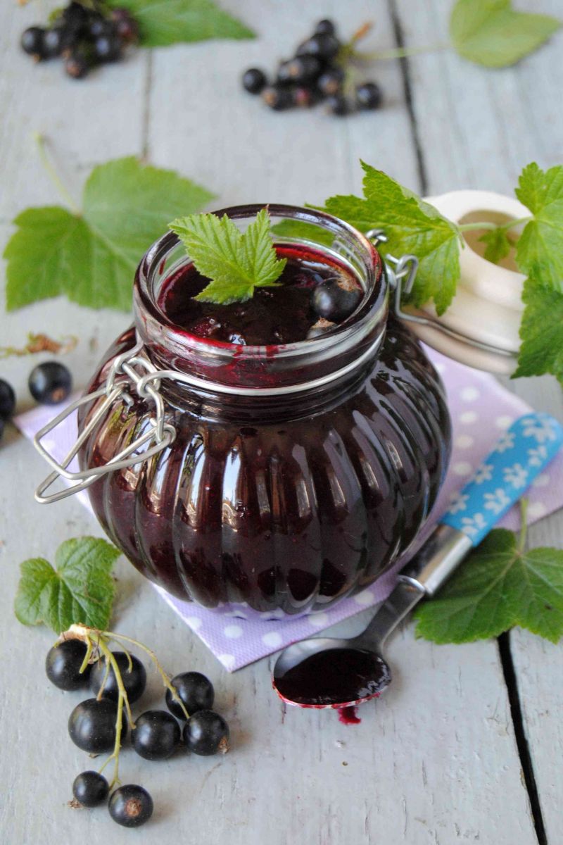 Cynamonowa galaretka z czarnej porzeczki